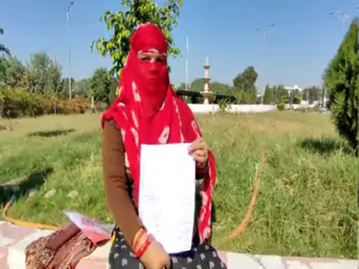 मंदिर के नाम पर प्रधानमंत्री आवास योजना के प्लॉट पर दबंगो का कब्जा